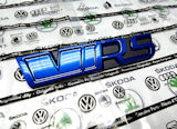 Originalt Skoda FRONT emblem RS fra den begrænsede RS230 udgave - RACE BLUE (F5W) 126mm x 26mm