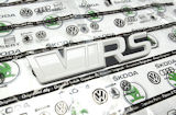 Originalt Skoda FRONT emblem RS fra den begrænsede RS230 udgave - CANDY WHITE (F9E) 126mm x 26mm