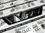 Original Skoda Auto, a.s. Heckschild RS – lackiert in originaler F9R-Schwarz-Magic-Metallic-Lackierung – neue Version 2025