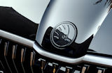 Superb IV 2024+ - originalt Skoda MONTE CARLO svart emblem - FRONT